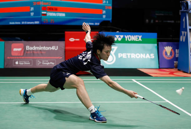 羽毛球扣杀后的连贯动作，如何快速回位防守？