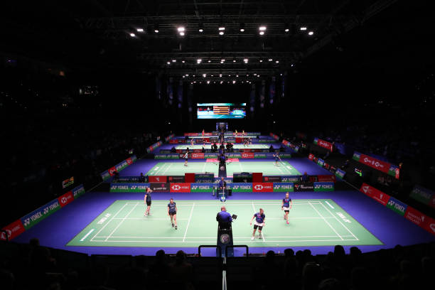 尤尼克斯400价位羽毛球拍测评：哪款更适合你？