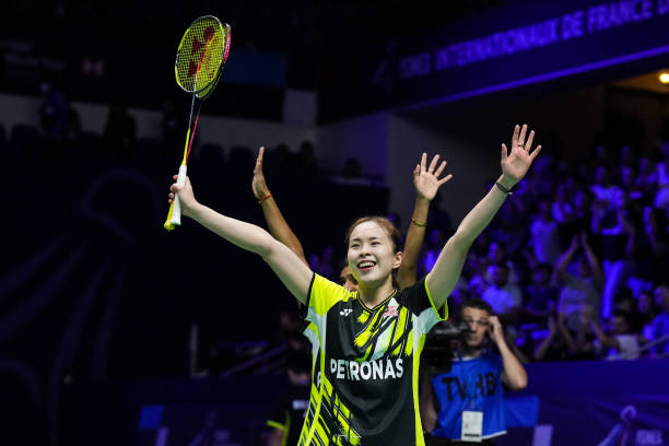 羽毛球双打比赛规则：站位、轮转与配合要求