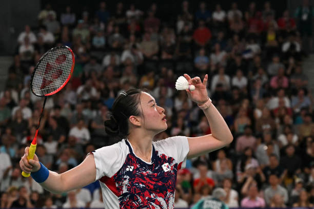 羽毛球场地排球的发球规则：站位、轮换与违规判罚