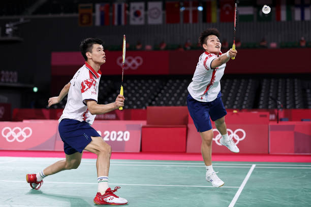 羽毛球双打中的“封网”技巧：如何占据主动？