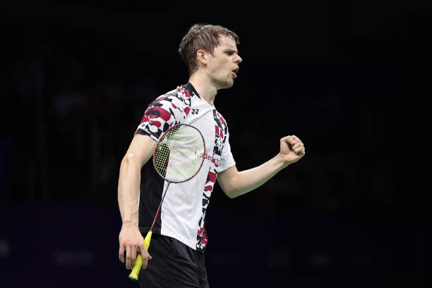 发球规则详解：羽毛球比赛中的合法发球动作与违例判定