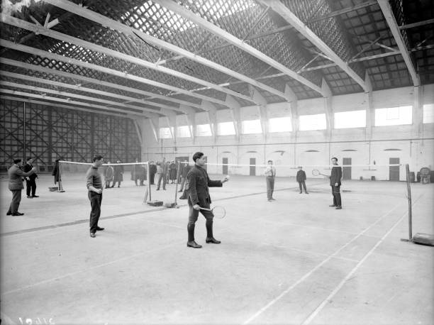 羽毛球装备选择与规则要求：球拍、球鞋与服装规范