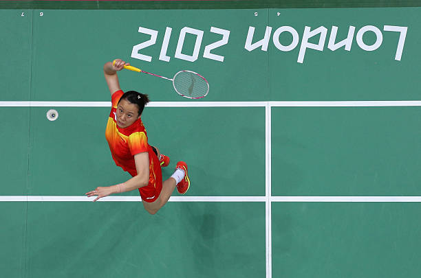 专业教练示范：羽毛球发球技术要点详解视频课程