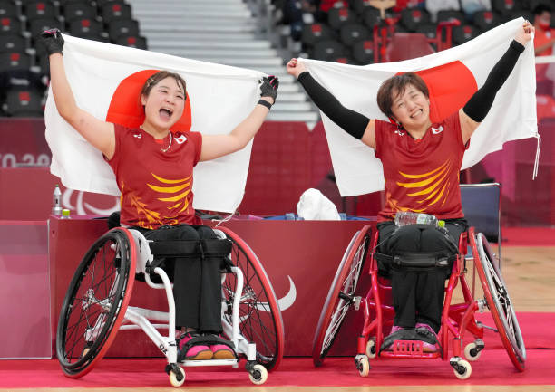 羽毛球单打发球顺序规则解析：比赛中的关键细节与实战应用