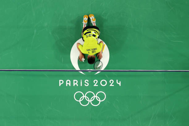 专业教练示范：羽毛球正手发球的标准动作