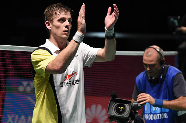 羽毛球进阶技巧:正手高远球慢动作练习指南