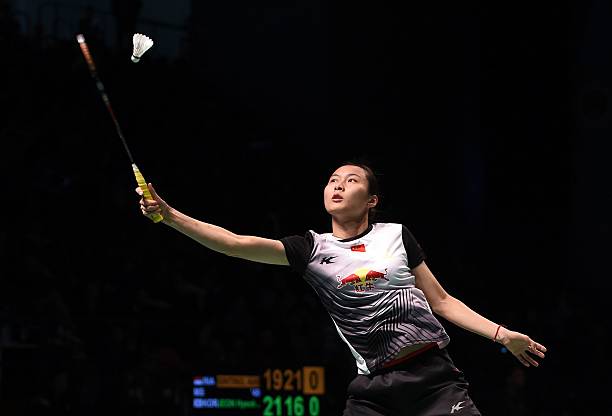 羽毛球场地的净空高度与场地面积关系