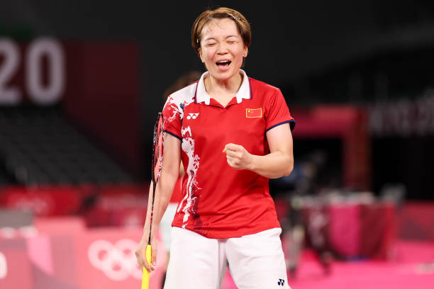 羽毛球双打发球常见错误及正确站位示范