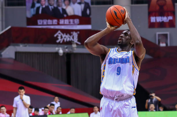 篮球场尺寸与周长：26米长14米宽，一圈跑多少米？