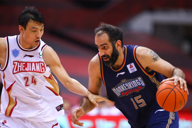 二次运球违例:篮球比赛中常见的失误之一