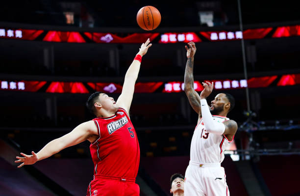 特步篮球鞋尺码选购指南：偏大偏小一目了然