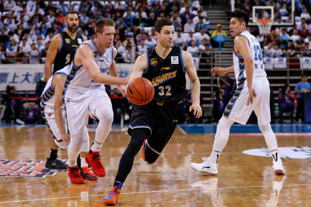 篮球抢篮板时犯规会被判罚球吗？详细解析规则