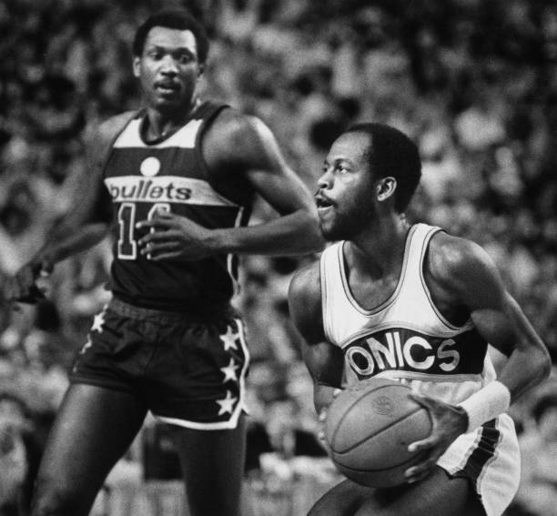 冠军中锋的传承:奥尼尔五冠对现代篮球内线球员的启示