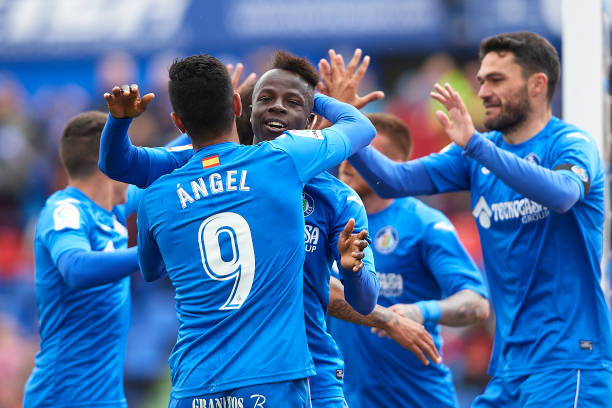 泪目时刻!马拉多纳重返那不勒斯,球迷高举10号球衣致敬