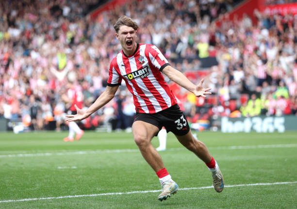 避免低級失误：球员在罚球区内二次触球的严重后果与正确做法