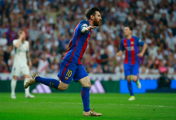 从草皮到边线：揭秘11人制足球场的标准尺寸