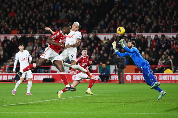 门线艺术家：十大守门员的经典扑救与技术解析