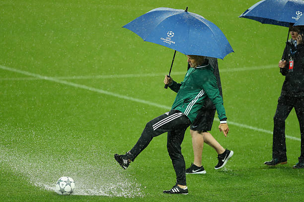 （突出比赛的紧张感和“生死战”属性）