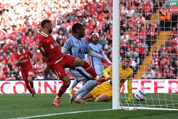 卡卡度假照引关注，与女友甜蜜互动成热门话题