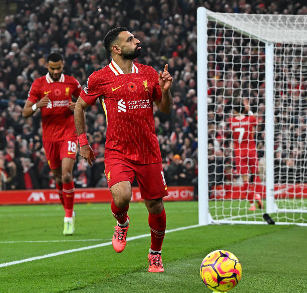 氛围营造型，使用“狂欢”、“独家”等词汇