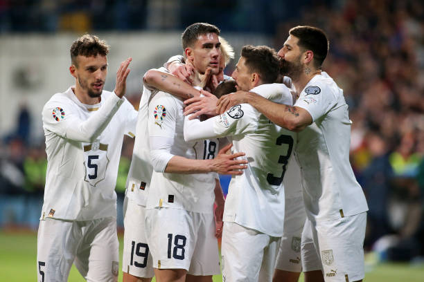 避开人墙的魔法:3种不同弧线任意球踢法对比