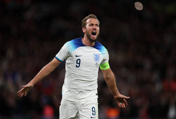 任意球战术演变：从传统弧线球到现代“人墙欺骗”技巧