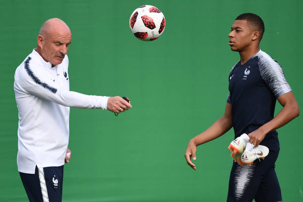 职业球员教你踢勺子点球的技巧与要点