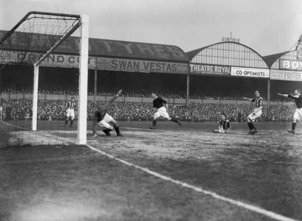 从伊斯坦布尔奇迹到英超登顶：利物浦2019-2020赛季的荣耀时刻