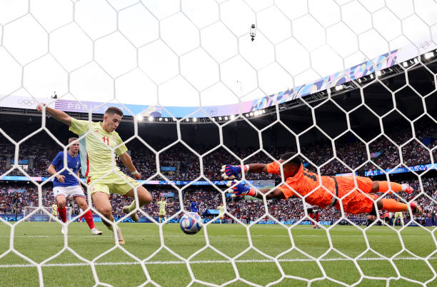 欧冠决赛战术分析：回顾经典决赛的战术部署与执行视频