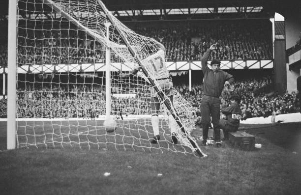 强调现代教学理念，如核心素养的培养