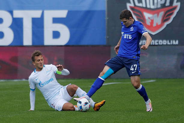 钢铁之躯演绎绿茵传奇：机器人球员复制罗纳尔多钟摆过人