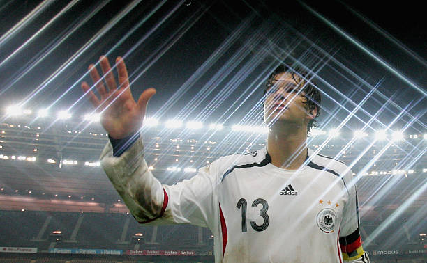 皇马新赛季阵容升级！卡卡+本泽马+C罗，进攻三叉戟成型