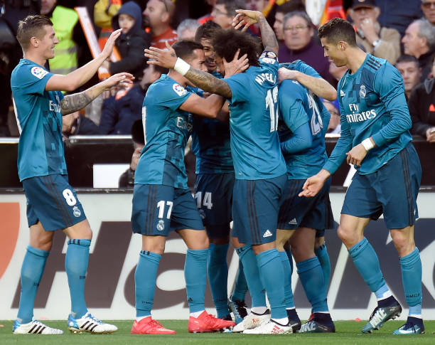 哪一年欧冠决赛见证了AC米兰与巴萨的首发阵容巅峰对决？