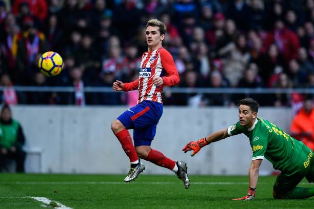 球门球边裁举旗位置详解：规则与实战分析