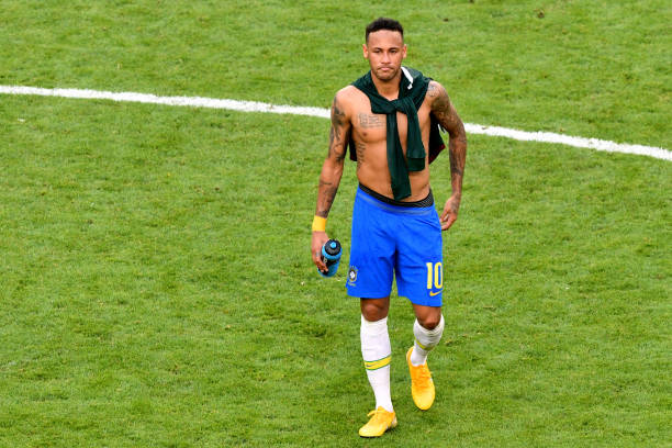 从4-3-3到极致压迫：解析荷兰全攻全守的战术演变