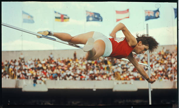 奥运会羽毛球比赛惊险一幕：新加坡选手受伤倒地