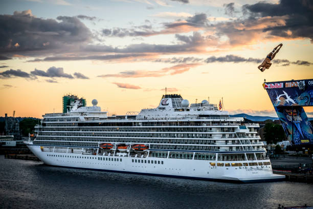 深度解析：跳水裂脸男事件背后的安全警示