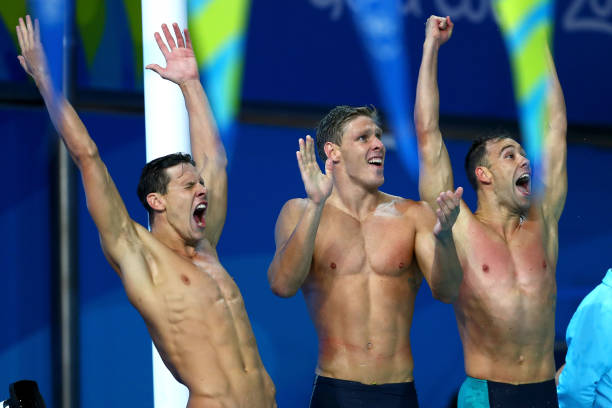 用色彩表现水的质感：游泳题材创作心得