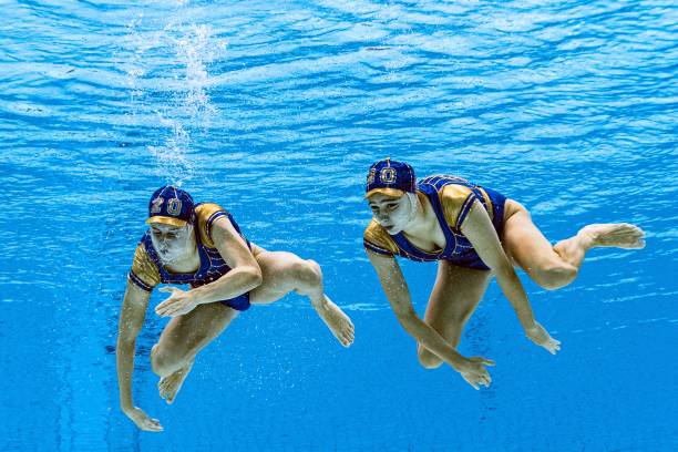 夹浮板自由泳的腿部动作要领与技巧