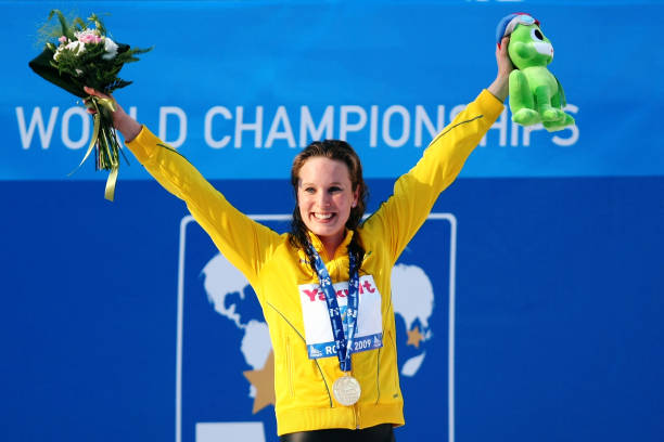 张雨菲游泳比赛出场，展现专业运动员风采