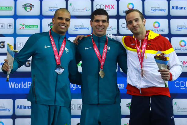 避免危险：游泳时最安全的转身方法指南