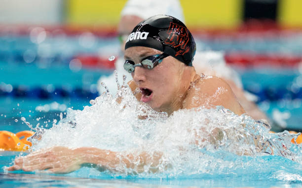 游泳时接触艾滋病毒的可能性有多高？