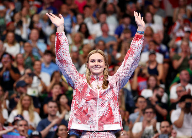 通过对比，突出现在分词表示“正在进行”的核心含义