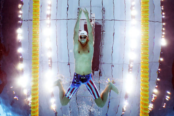 夏日清凉:露天游泳池的绝美瞬间