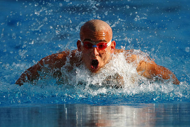 游泳池真的会传播梅毒吗？科学解释来了