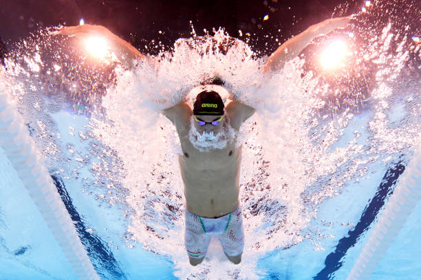 游泳比赛历史记录：世界纪录保持者与历届冠军榜单