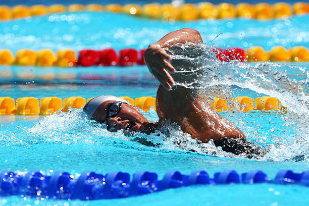 裁判如何判定游泳比赛中的犯规行为？