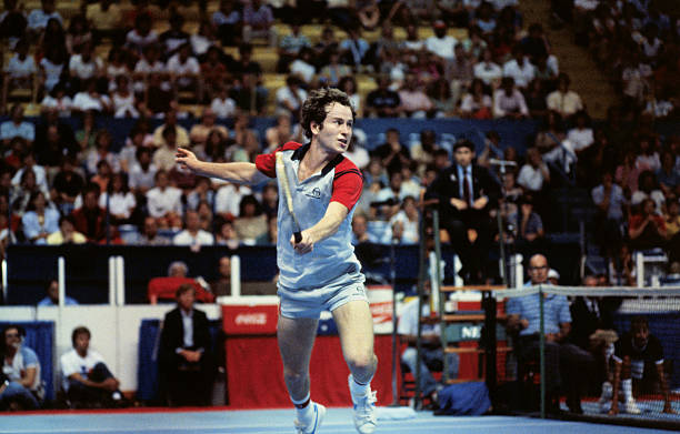 网球比赛的战术对决太精彩了，你支持哪位选手？