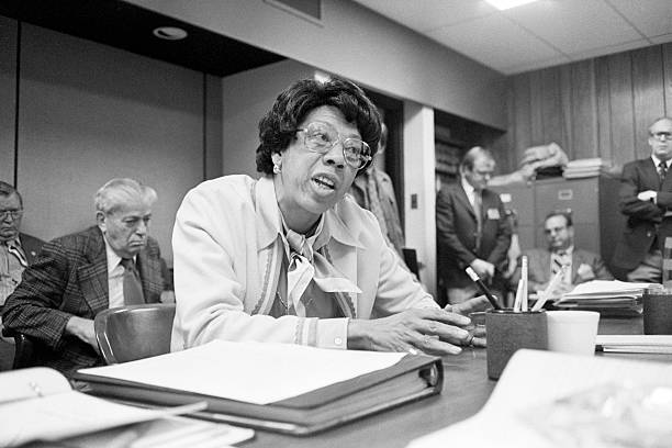 网球网中间与两侧的高度差异：为什么设计成弧形？